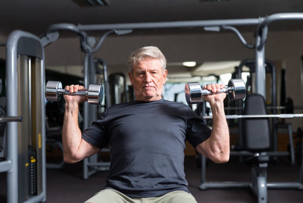 Un adulto mayor realizando un entrenamiento personalizado en un gimnasio de Tetuán
