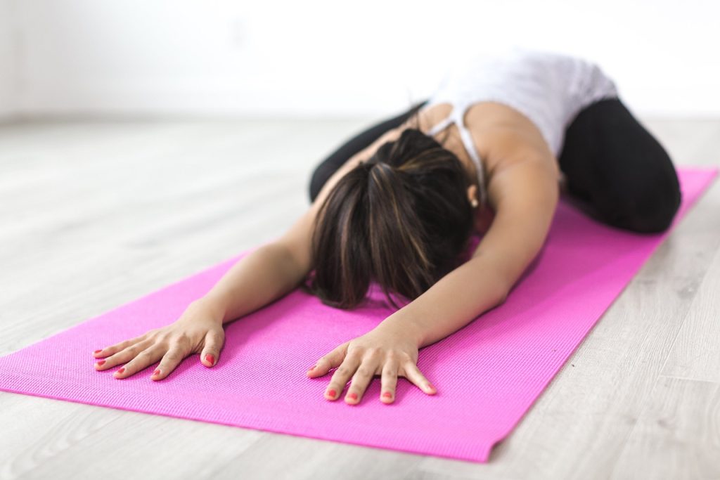 Una mujer haciendo Yoga para mantener el equilibrio, flexibilidad y mente en un gimnasio del barrio de Tetuán